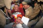 La polizia indiana arresta i manifestanti