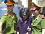Guo Jin Hua tra due poliziotti vietnamiti